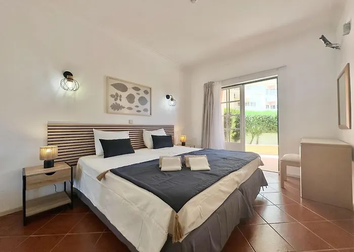 Ee - With Pool And Garden