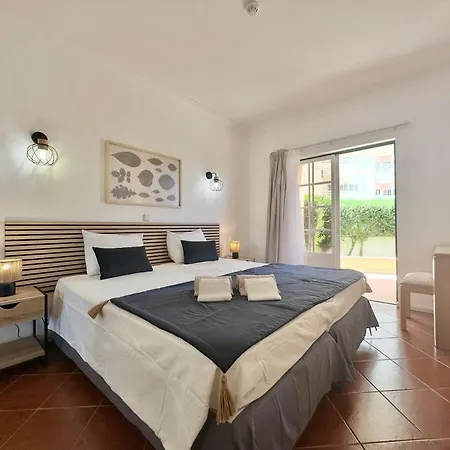 Ee - With Pool And Garden